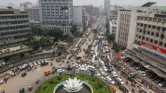 Foto dari udara menunjukkan kemacetan yang terjadi di kawasan komersial Motijheel, Dhaka, Bangladesh, Senin (11/5/2020). Jalan-jalan utama Dhaka kembali ramai sehari setelah toko-toko dan pasar kembali dibuka secara terbatas mengikuti aturan pemerintah. (Xinhua/Stringer)