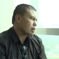 Joko Anwar selama ini dikenal sebagai sutradara, namun dalam Melancholy is a Movment Joko berganti peran, kali ini ia ikut berakting di depan kamera bahkan sebagai pemain utama.