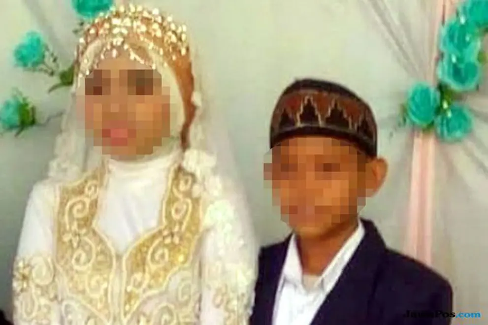 Pasangan yang melangsungkan pernikahan dini, mempelai perempuan IB (15) dan mempelai laki-laki ZA (13). (Rasidi Fadli/Radar Banjarmasin/Jawa Pos Group)