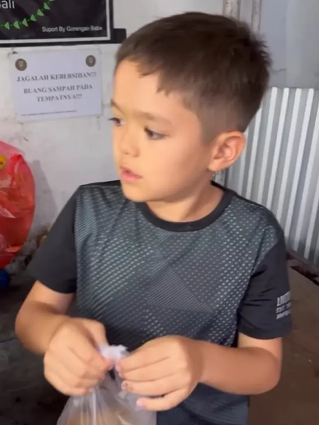 El Barack jajan pinggir jalan (Instagram/inijedar)