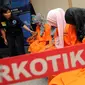 Petugas BNN memeriksa empat wanita dari tujuh tersangka penyelundupan narkoba jenis sabu saat rilis di Jakarta, Selasa (24/5/2016). BNN mengungkap dua kasus penyelundupan narkoba jenis sabudengan tujuh orang tersangka. (Liputan6.com/Helmi Fithriansyah)