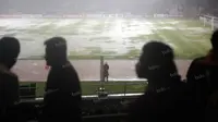 Stadion Utama Gelora Bung Karno tergenang air akibat hujan deras saat laga Trofeo Persija antara Bali United vs PSM Makasar, Sabtu (9/4/2016). (Bola.com/Nicklas Hanoatubun)