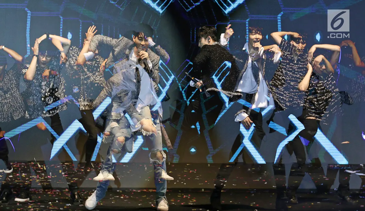 Penampilan Super Junior Donghae dan Eunhyuk saat Konser di Korea Brand Entertainment & Expo (KBEE) 2017 di Gandaria, Jakarta, Senin (4/9). Boyband Super Junior D & E membawakan 4 lagu dalam membuka KBEE 2017. (Liputan6.com/Herman Zakharia)
