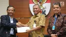 Mantan Ketua MA, Mahfud MD menyerahkan berkas yang berisi hasil kajian 110 pakar hukum tata negara terkait pembentukan Pansus Hak Angket KPK di Jakarta, Rabu (14/6). (Liputan6.com/Helmi Afandi)