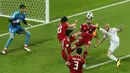 Gelandang Spanyol, David Silva, melakukan tendangan salto saat melawan Portugal pada laga grup B Piala Dunia di Kazan Arena, Kazan, Rabu (20/6/2018). Spanyol menang 1-0 atas Iran. (AP/Eugene Hoshiko)