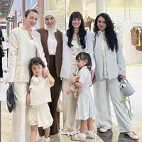 Artis Tampil dengan Gaya Office Look dari Koleksi Busana Chelsea Olivia. [@_irishbella_]