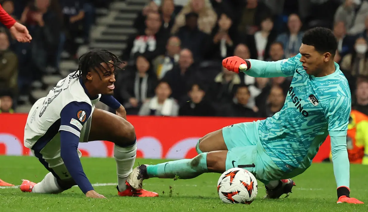 Di babak kedua, pertandingan berjalan ketat. Beberapa kali serangan AZ Alkmaar memberikan ancaman di barisan pertahanan Tottenham Hotspur. (AP Photo/Ian Walton)