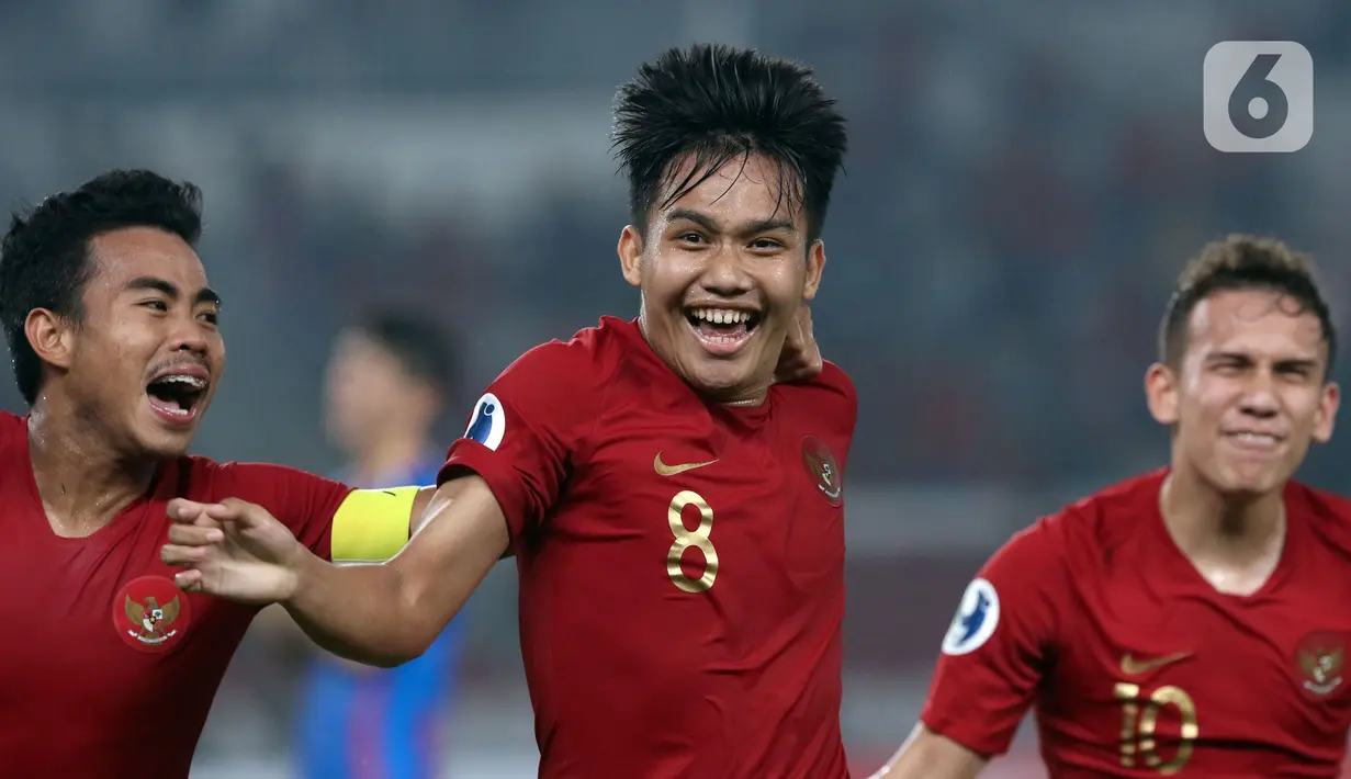 Pemain tengah timnas Indonesia, Witan Sulaeman (tengah) merayakan golnya ke gawang Chinese Taipei saat penyisihan Grup A Piala AFC U-19 2018 di Stadion Utama Gelora Bung Karno, Jakarta, Jumat (18/10/2018). Nama Witan bersinar di kancah sepak bola Indonesia setelah bergabung dengan timnas U-19 di bawah asuhan Indra Sjafri. Kala itu, usianya masih 15 tahun. (Liputan6.com/Helmi Fithriansyah)