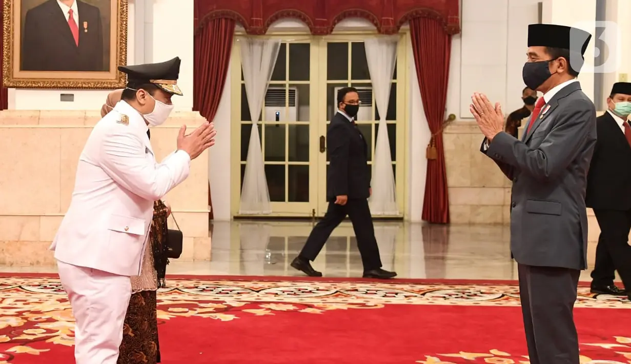 Jokowi Lantik Wakil Gubernur DKI: Presiden Jokowi memberi selamat Wakil Gubernur DKI Jakarta Ahmad Riza Patria usai pelantikan di Istana Negara, Rabu (15/4/2020). Politisi Partai Gerindra mengisi kursi Wagub DKI yang kosong hampir dua tahun sejak ditinggal Sandiaga Uno. (Biro Pers Kepresidenan)