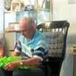 Seorang kakek tidak kuasa menahan tangisnya ketika melihat hadiah ulang tahun bagi dirinya.