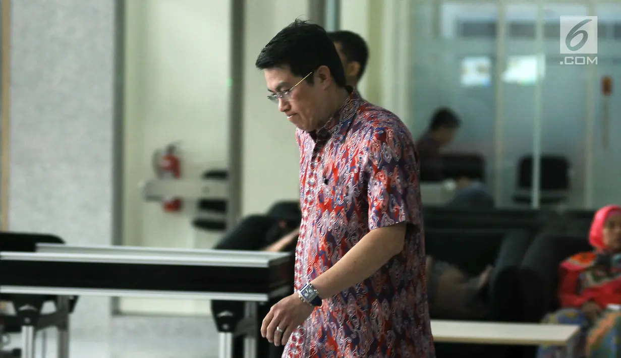 Dedi Prijono berjalan keluar gedung KPK usai menjalani pemeriksaan, Jakarta, Kamis (12/10). Dedi Prijono diperiksa sebagai saksi bagi tersangka dugaan korupsi e-KTP, Anang Sugiana Sudiharjo. (Liputan6.com/Helmi Fithriansyah)