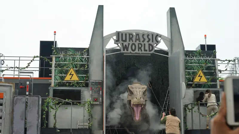 Dinosaurus Gentayangi Universal Studios Singapore Lewat Explore & Roar