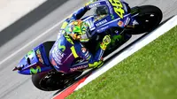 Pembalap Movistar Yamaha, Valentino Rossi gagal menjadi kandidat juara dunia MotoGP 2017. (MANAN VATSYAYANA / AFP)