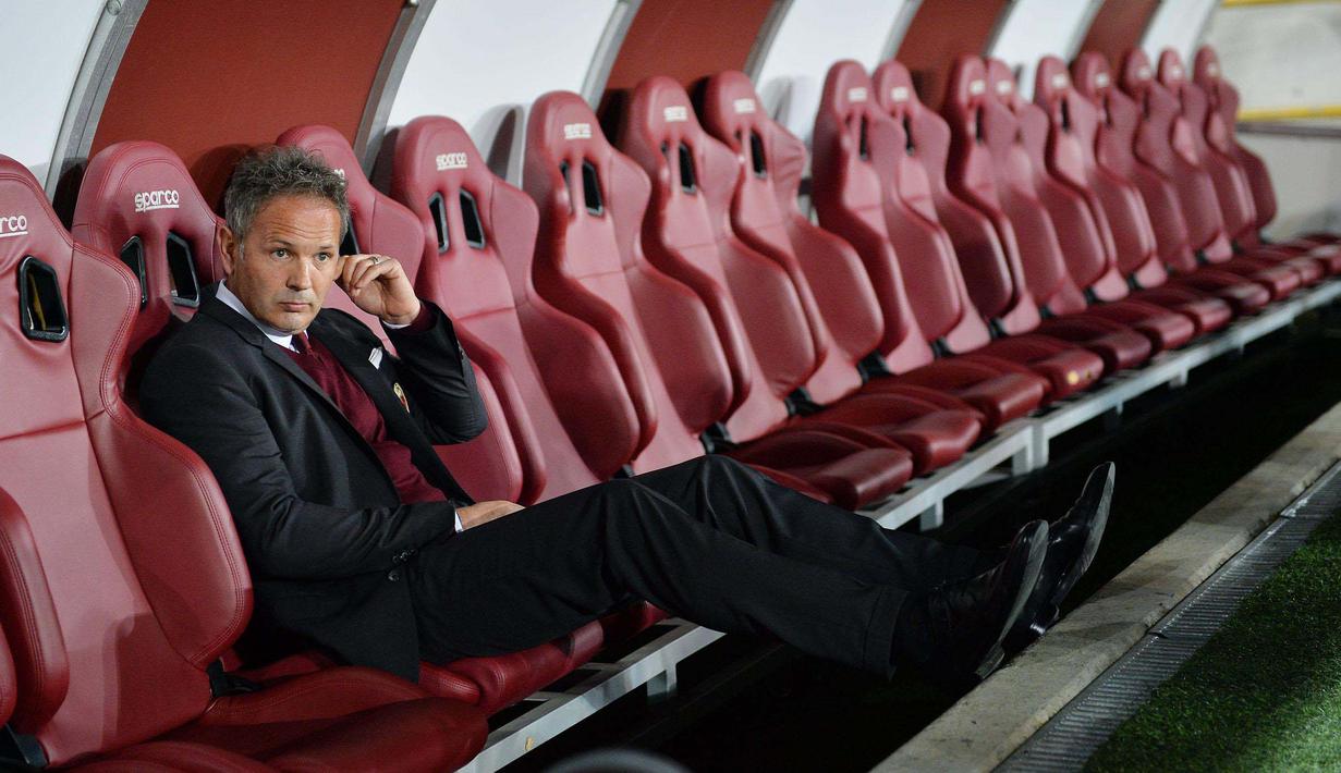 Sinisa Mihajlovic menggantikan Fillipo Inzaghi sebagai pelatih AC Milan pada bulan Juni 2015.  (EPA/Andrea Di Marco)