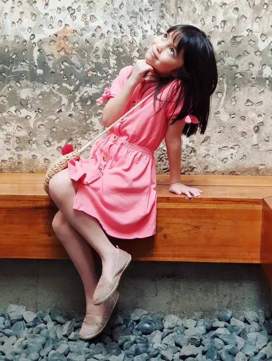 <p>Tidak hanya dalam gaun indah, Sienna punya feminin bahkan dengan outfit dress yang kasual [@siennakasyafani]</p>