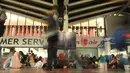 Suasana keramaian bandara Soekarno Hatta, Cengkareng, Rabu (24/12). Akibat libur Natal dan Tahun Baru aktivitas beberapa penerbangan di bandara Soetta mengalami penundaan jadwal keberangkatan. (Liputan6.com/Faisal R Syam)