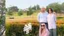 <p>Tiko Aryawardhana suami baru BCL juga ikut berziarah. Mereka berpose bersama di sisi makam Ashraf Sinclair. (Foto: Instagram/ itsmebcl)</p>