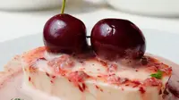 Makanan sehat dengan kombinasi buah : Panna Cotta with Cherry