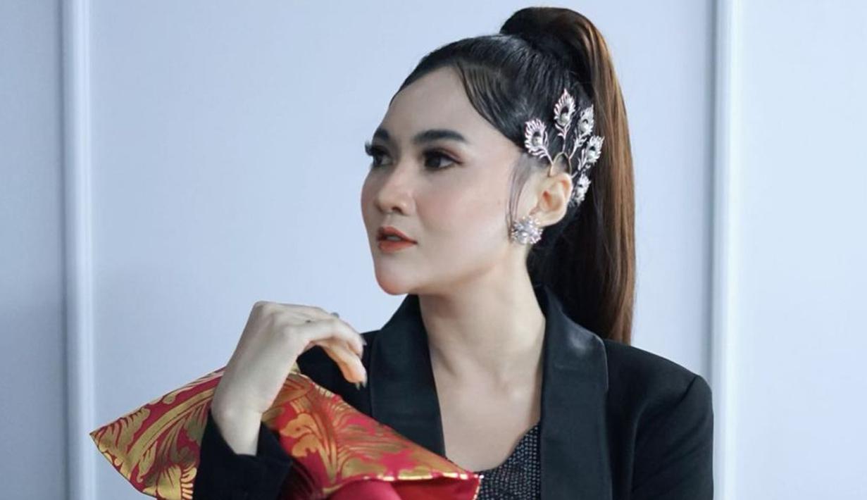 Dalam aksi panggungnya, wanita asal Kediri ini memang lebih sering terlihat tampil dengan makeup dan gaya rambut cukup simpel. Namun, penampilan Nella tetap terlihat begitu menawan dan memesona. (Liputan6.com/IG/@nellakharisma)