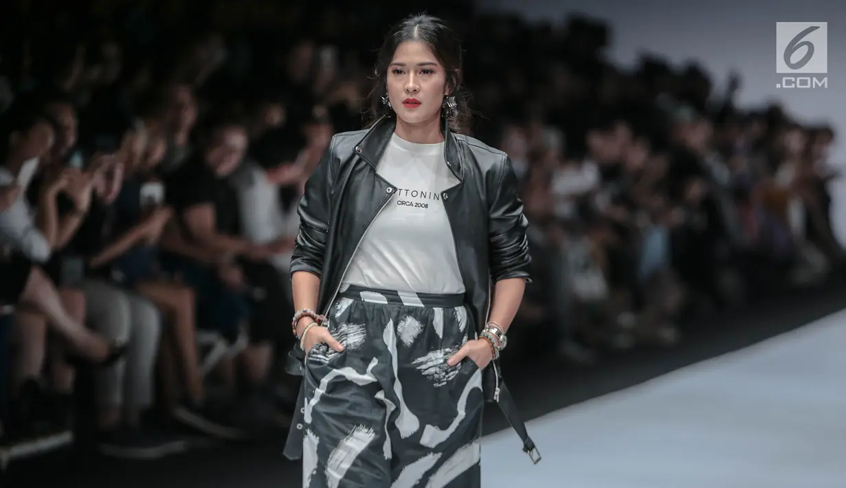 Aktris Dian Sastrowardoyo mengenakan busana bertajuk Cotton Ink x Dian Sastro pada Jakarta Fashion Week 2019 hari ke-5 di Senayan City, Rabu (24/10). "COTTONINK" mempersembahkan sejumlah rancangan dari beberapa artis. (Liputan6.com/Faizal Fanani)