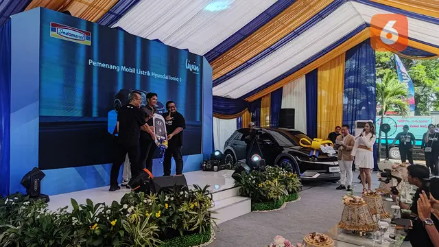 Pemenang undian Bank Mandiri x Indomaret (Liputan6.com/Fauzan)
