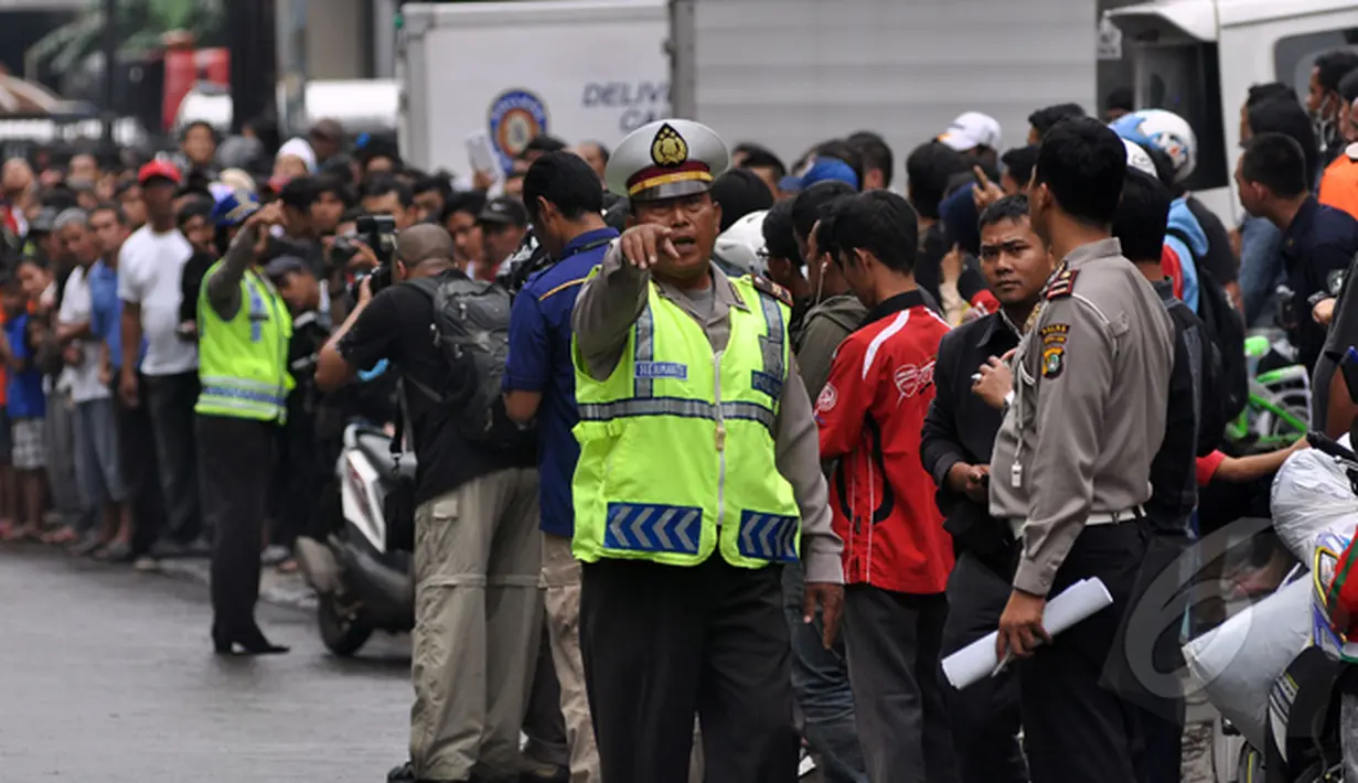 Ratusan warga berkumpul untuk melihat olah TKP kecelakaan tabrakan Outlander di Arteri Pondok Indah. Tampak Petugas sedang mengamankan TKP, Jakarta, Kamis (22/1/2015). (Liputan6.com/Miftahul Hayat) 