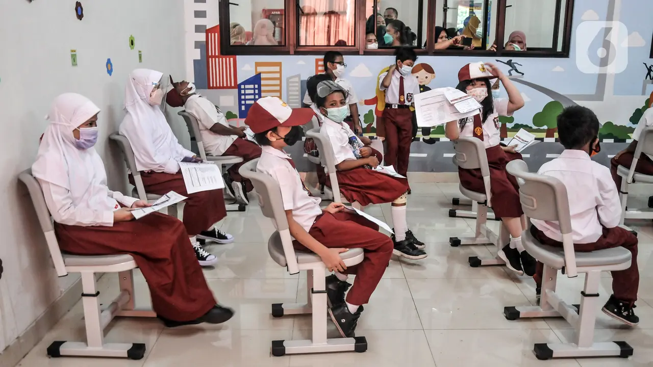 FOTO: Anies Tinjau Hari Pertama Vaksinasi Anak Usia 6-11 Tahun