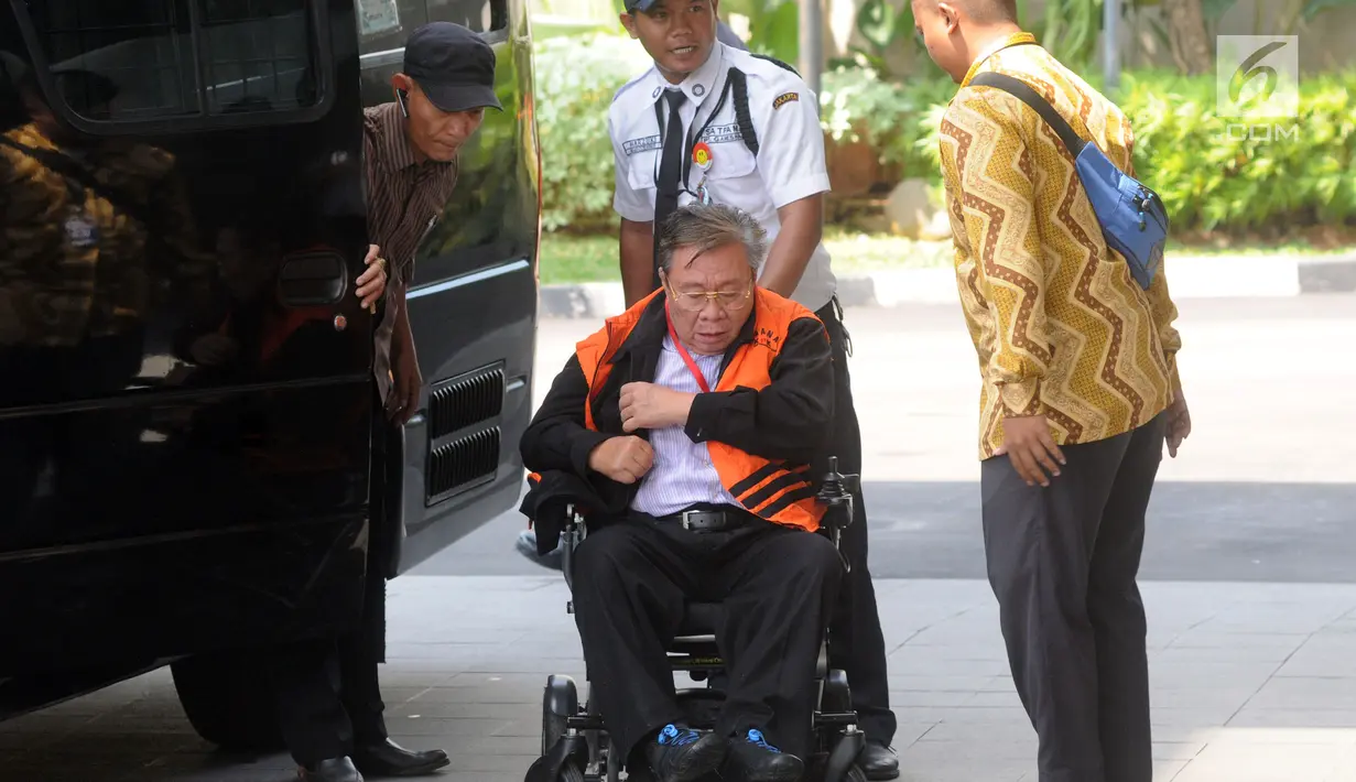 Dirut PT Wijaya Kusuma Emindao (WKE) Budi Suharto tiba di Gedung KPK, Jakarta, Senin (7/1). Budi datang menggunakan kursi roda dan rompi oranye. (Merdeka.com/Dwi Narwoko)