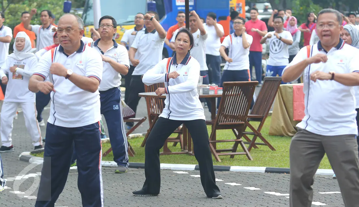 Semangatnya menteri BUMN Rini Soemarno mengikuti senam ceria bersama ratusan pegawai di Kantor Perum Bulog, Jakarta, Jumat (2/9). Senam bersama ini mengawali kegiatan kampanye daging kerbau sebagai pengganti daging sapi. (Liputan6.com/Angga Yuniar)
