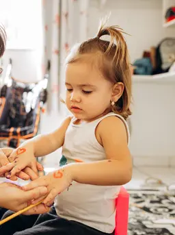 Pada masa pertumbuhan, anak-anak akan semakin penasaran dengan perubahan yang terjadi pada fisik mereka. (Foto/dok: Pexels/Jonathan Borba)