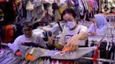 Calon pembeli memilih pakaian impor bekas di Pasar Senen, Jakarta, Kamis (9/3/2023). Larangan impor baju bekas tercantum dalam Peraturan Menteri Perdagangan (Permendag) No.18/2021 tentang Barang Dilarang Ekspor dan Barang Dilarang Impor. (Liputan6.com/Faizal Fanani)