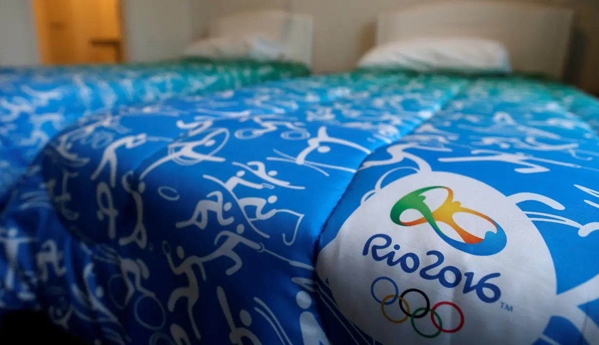 Tempat tidur Berlogo Olimpiade Rio 2016 berada di dalam kamar apartemen Olympic Village di Rio de Janeiro, Brasil (23/6). Brasil telah menyiapkan tempat penginapan mewah untuk para atlet selama mengikuti Olimpiade Brasil 2016. (REUTERS/Sergio Moraes)