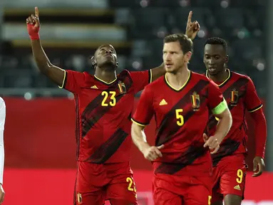 Pemain Belgia, Michy Batshuayi merayakan gol pertamanya ke gawang Swiss dalam pertandingan uji coba Internasional di Stadion King Power, Belgia, Kamis (12/11/2020) dini hari WIB. Belgia mengalahkan Swiss 2-1. (AP Photo/Francisco Seco).