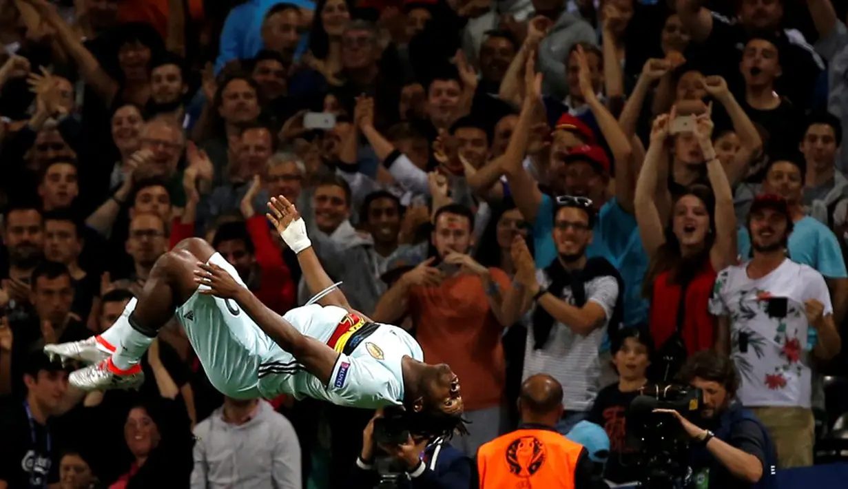 Striker Belgia, Michy Batshuayi, melakukan salto setelah mencetak gol ke gawang Hungaria dalam laga 16 besar Piala Eropa 2016 di Stadium de Toulouse, Toulouse, (26/6/2016). (Reuters/Sergio Perez)
