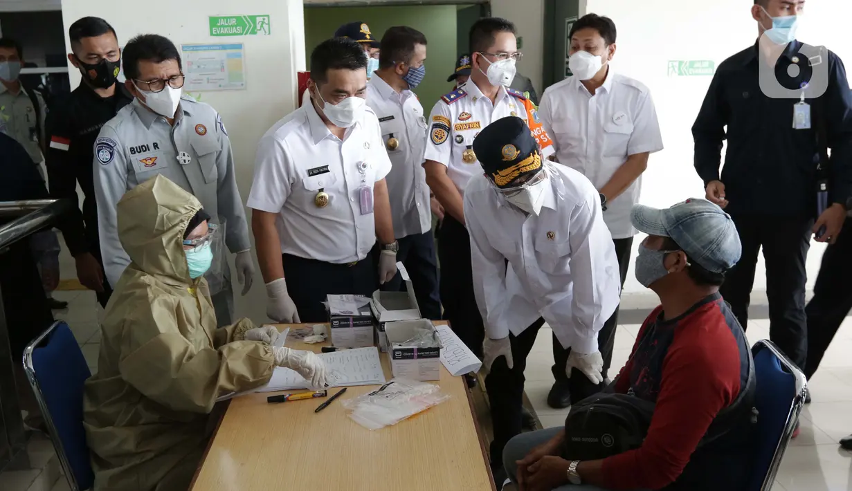Menhub Budi Karya Sumadi (tengah) berbincang dengan calon penumpang di Terminal Bus Terpadu Pulo Gebang, Jakarta, Kamis (31/12/2020). Sebelumnya Menhub Budi Karya bersama Wagub DKI Jakarta Ahmad Riza Patria meresmikan sistem tiket elektronik Terminal Pulo Gebang. (Liputan6.com/Helmi Fithriansyah)