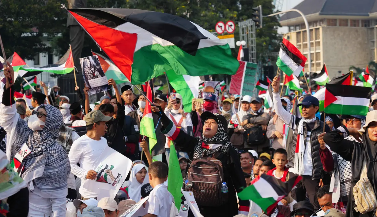 Mereka datang lengkap dengan atribut dukungan untuk Palestina, mulai dari bendera hingga sejumlah poster pendukung. (AP Photo/Tatan Syuflana)
