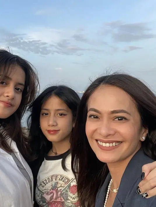 Ibu dan anak ini pun terlihat bak bestie. Tak hanya parasnya yang memesona, keduanya pun tampil stylish. (@ersamayori)