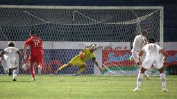 Pemain Dewa United, Risto Mitrevski mencetak gol pertama timnya ke gawang Persija Jakarta melalui eksekusi penalti dalam laga pekan ke-16 BRI Liga 1 2022/2023 di Stadion Sultan Agung, Bantul, Yogyakarta, Selasa (20/12/2022) malam WIB. (Bola.com/Ikhwan Yanuar)