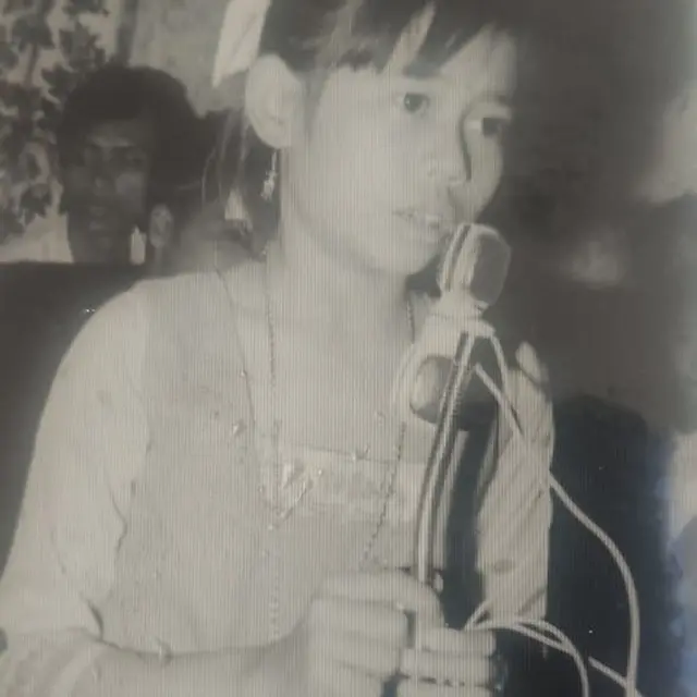 6 Potret Lawas Masa Kecil Dewi Yull, Kini Dijuluki Mertua Idaman