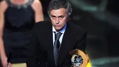 Jose Mourinho menggondol gelar Pelatih Terbaik dari FIFA untuk 2010. Mourinho mengungguli Vicente del Bosque dan Pep Guardiola dalam seremoni di Zurich, Swiss, 10 Januari 2011. AFP PHOTO/FRANCK FIFE