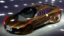 Mobil konsep 'Vision Next 100' diperlihatkan produsen BMW saat perayaan HUT ke-100 BMW di Munich, Jerman, Senin (7/3/2016). 'Vision Next 100' BMW terlihat sangat futuristik. (Reuters/ Michael Dalder)