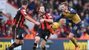 Aaron Ramsey (kanan) mengontrol bola saat dihadang para pemain AFC Bournemouth pada lanjutan liga Premier Inggris di Stadion Vitality, Minggu (7/2/2016). (AFP/Glyn Kirk)