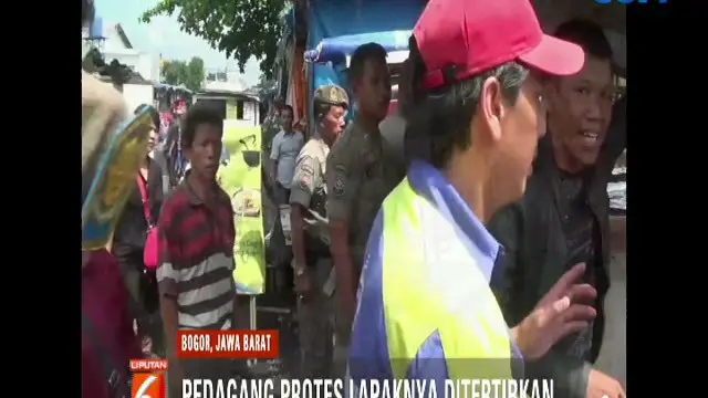 Penertiban puluhan lapak ini dilakukan petugas karena pedagang berjualan di atas trotoar serta bahu jalan sehingga kerap membuat kemacetan lalu lintas di kawasan ini.