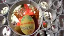 Salah satu hiasan pada salah satu telur paskah yang ada pada dekorasi telur paskah raksasa di Gereja Katedral, Jakarta, Minggu (4/1). Hiasan pada telur telur paskah tersebut mewarnai perayaan Paskah di Gereja Katedral. (Liputan6.com/Helmi Fithriansyah)