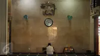 Jamaah masjid saat berdoa di Masjid Luar Batang di daerah Pasar Ikan, Jakarta Utara, (1/4). Konon dahulu ketika Habib Husein meninggal dan hendak dikuburkan tiba-tiba jenazahnya sudah tidak ada di dalam "kurung batang". (Liputan6.com/Gempur M Surya)
