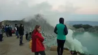 Para Wisatawan sedang menimkati panorama Gunung Ijen (Istimewa)