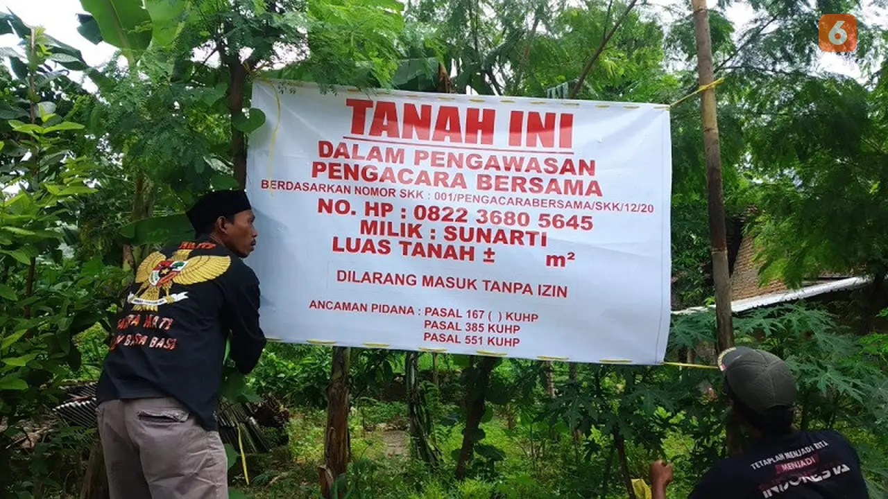 Banner peringatan dipasang oleh sejumlah warga Desa Kedungwinong, Kecamatan Sukolilo, Kabupaten Blora. (Liputan6.com/Ahmad Adirin)