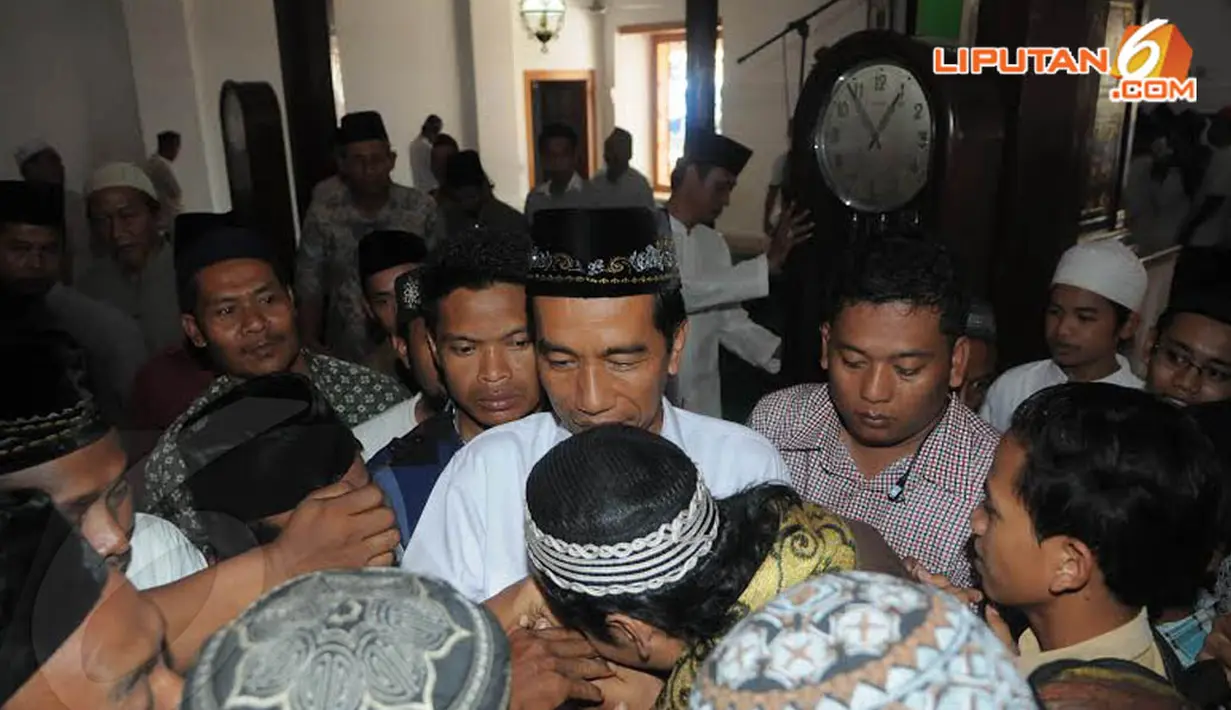 Keinginan menyalami Jokowi terus berlanjut saat Jokowi akan keluar meninggalkan masjid {Liputan6.com/Herman Zakharia)