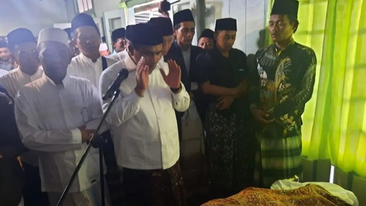 KH Dimyati Rois Meninggal Dunia