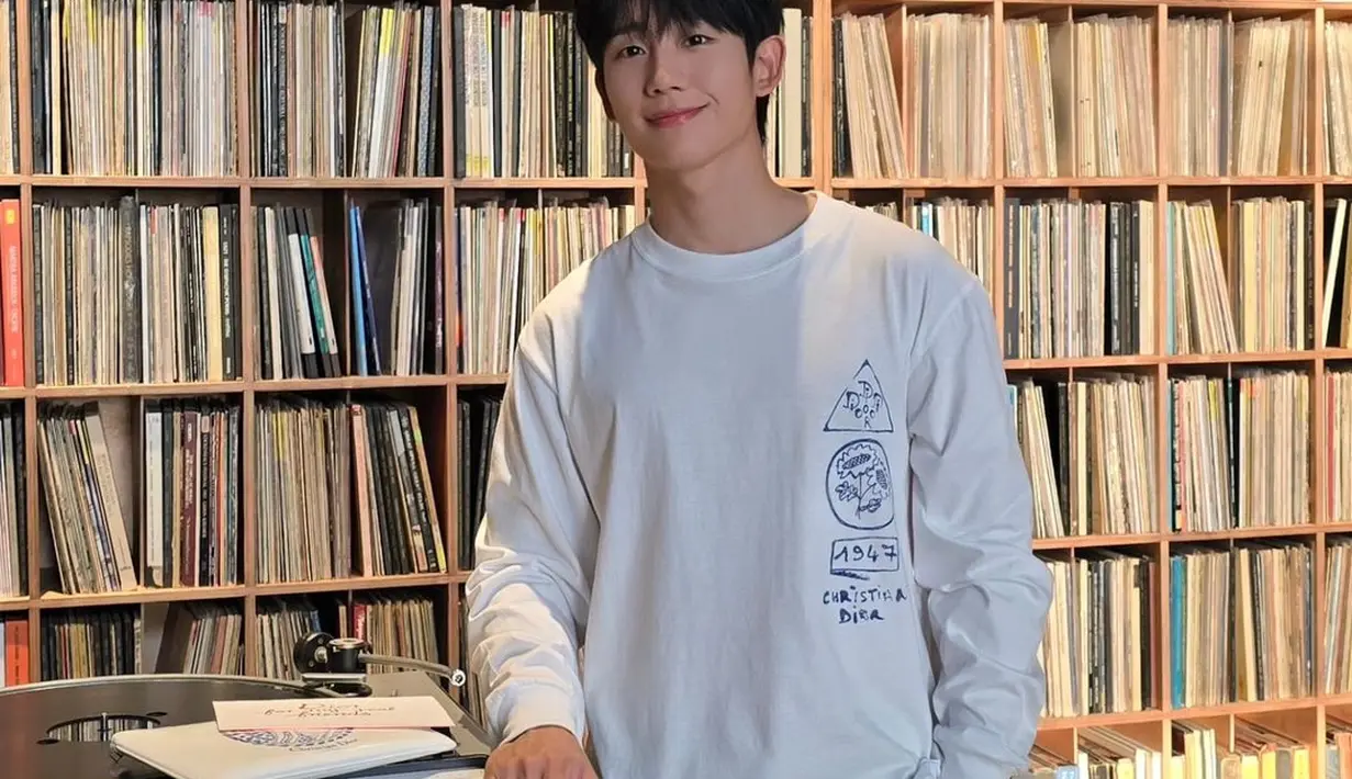 Di sini, Jung Hae In juga mengenakan atasan lengan panjang berwarna putih gading, dan celana jeans berwarna gelap. [Foto: Instagram/holyhaein]